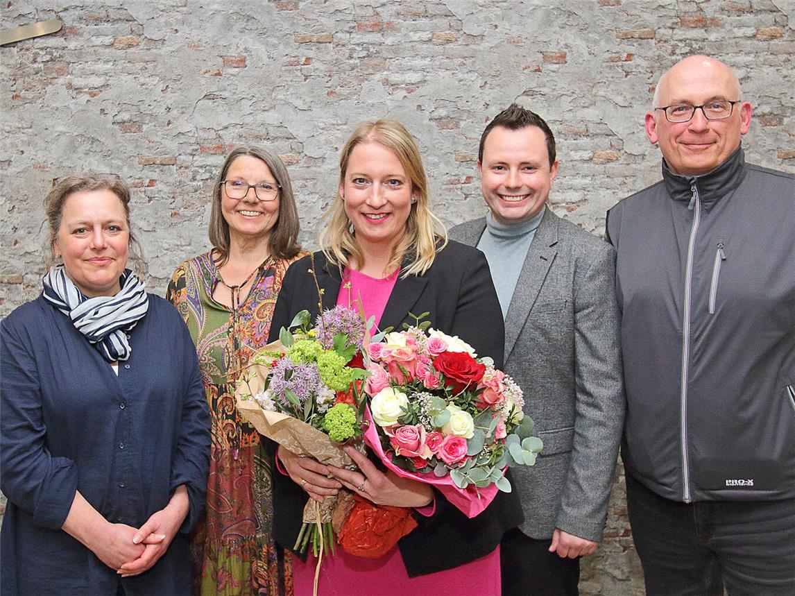 SPD und Grüne in Geldern küren ihre gemeinsame Bürgermeisterkandidatin: (v.l.n.r.) Claudia Molderings, Sprecherin B90/Die Grünen, Vera van de Loo, Vorsitzende der SPD Geldern, Kandidatin Sabrina Kühle, Lars Aengenvoort, Vorsitzender der SPD Geldern, und Stefan Kierek, Sprecher B90/Die Grünen. NN-Foto: Theo Leie