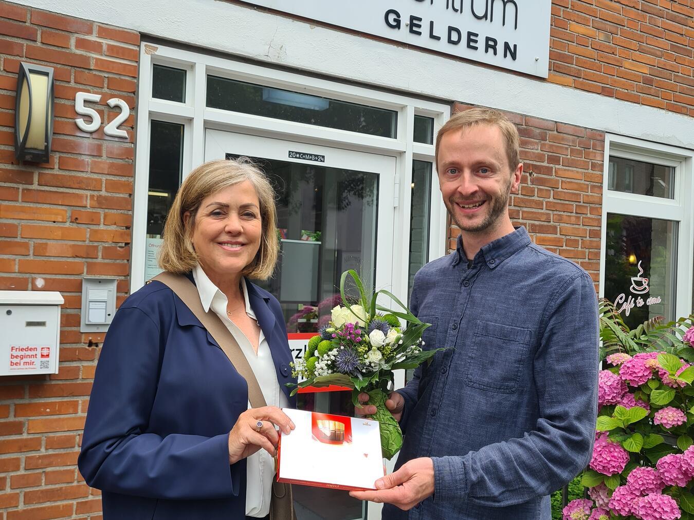 Spende für den Mittagstisch: Philipp Rieger vom Caritas-Centrum Geldern bedankt sich bei Renate Vos vom Golfclub Haag.Foto: Caritasverband Geldern-Kevelaer