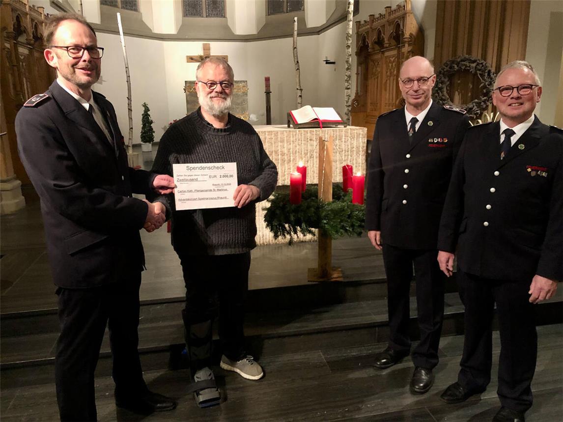 Spendenübergabe an Pastor Derrix. Foto: Feuerwehr Gemeinde Rheurdt