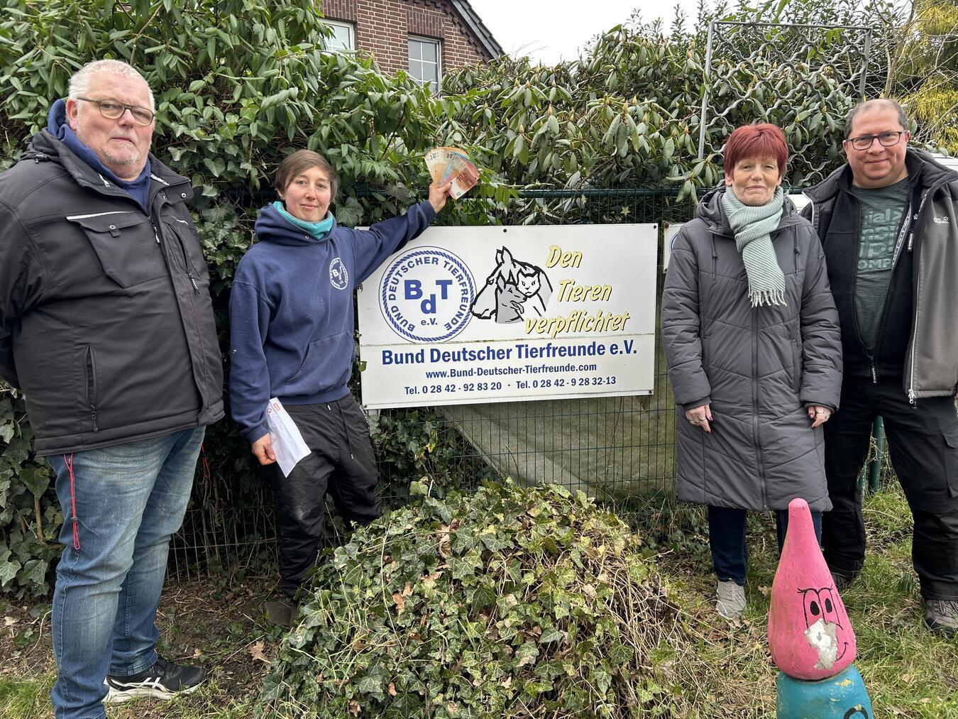 Spendenübergabe auf dem Gnadenhof in Weeze. Foto: privat