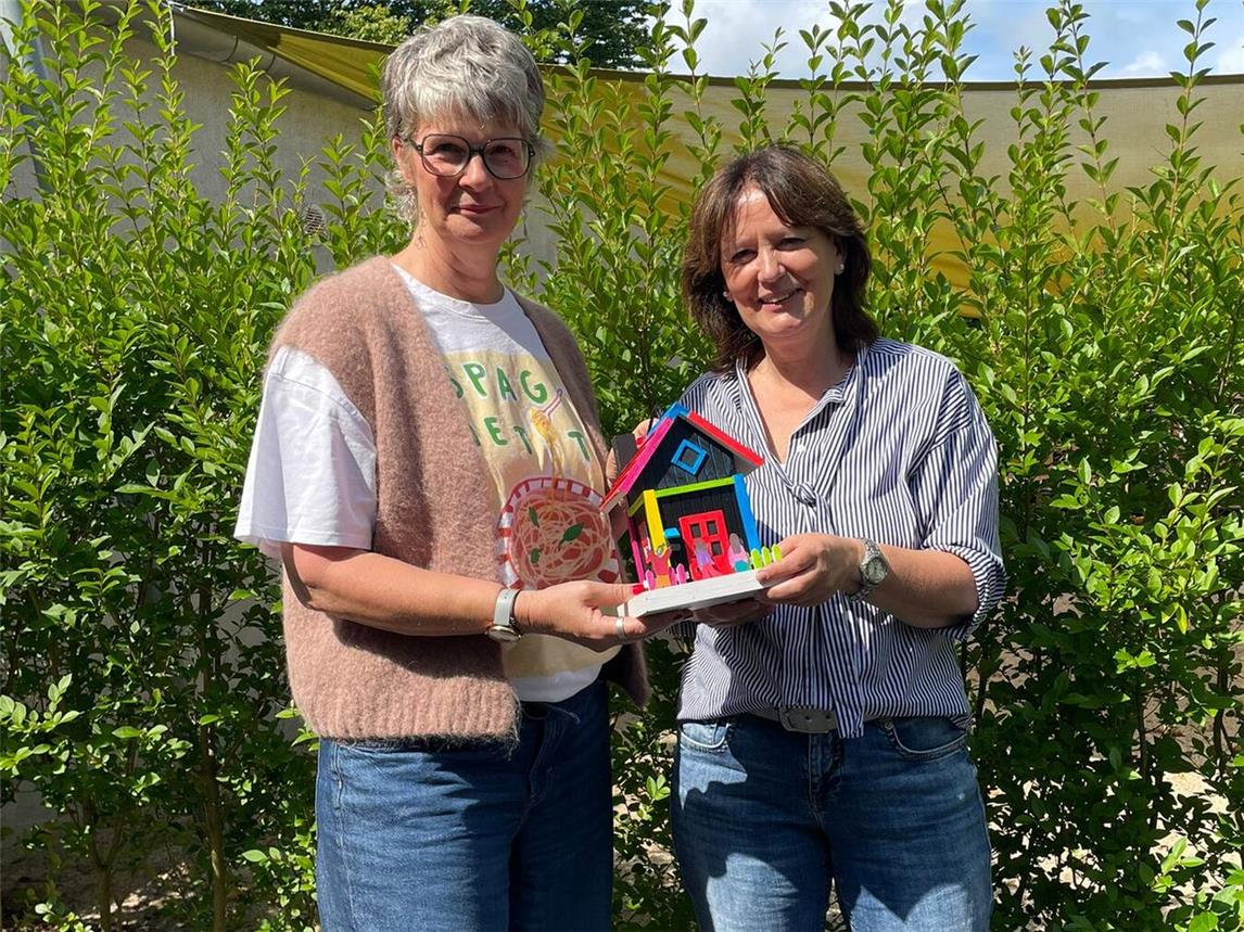 Spendenübergabe: Christa Gülich (l.) und Einrichtungsleitung Andrea Hermanns. Foto: privat