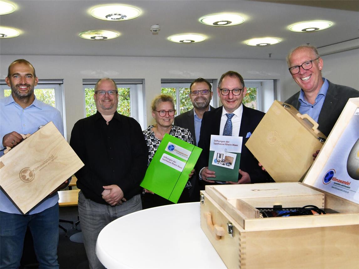 Spendenübergabe der Sparkassenstiftungen in Rees: Ludger Braam (l.), Carsten Rulofs (3. v. r.) und Sebastian Hense (2. v. r.) statten die drei Schulen mit Klimakoffern und Wärmebildkameras aus. Foto: Sparkasse Rhein-Maas