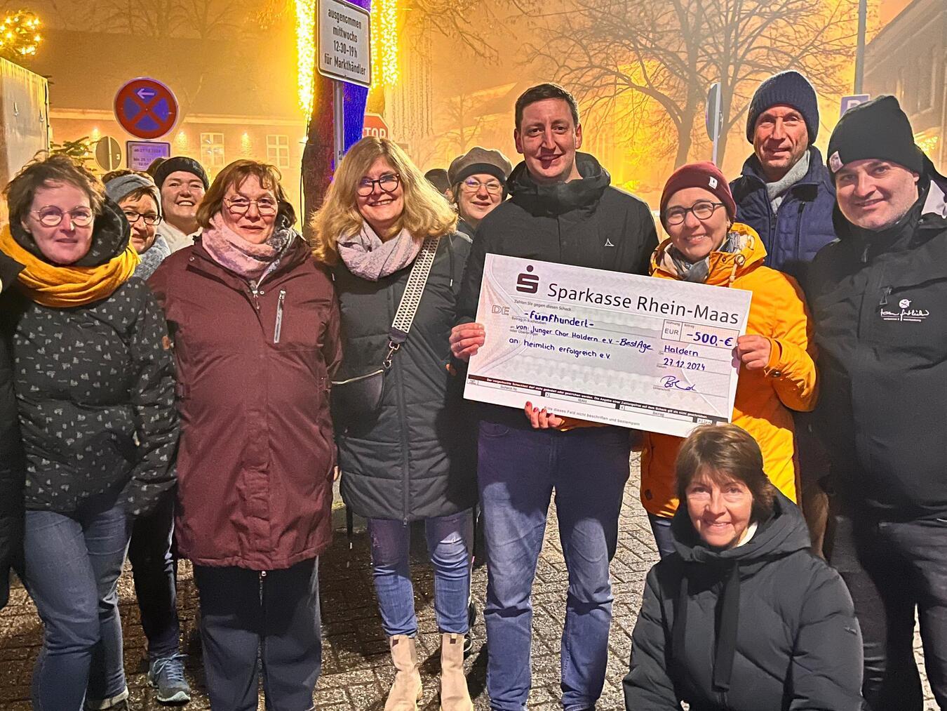 Spendenübergabe des Chors „Best Age“ an den Verein „heimlich erfolgreich“ in Haldern. Foto: privat
