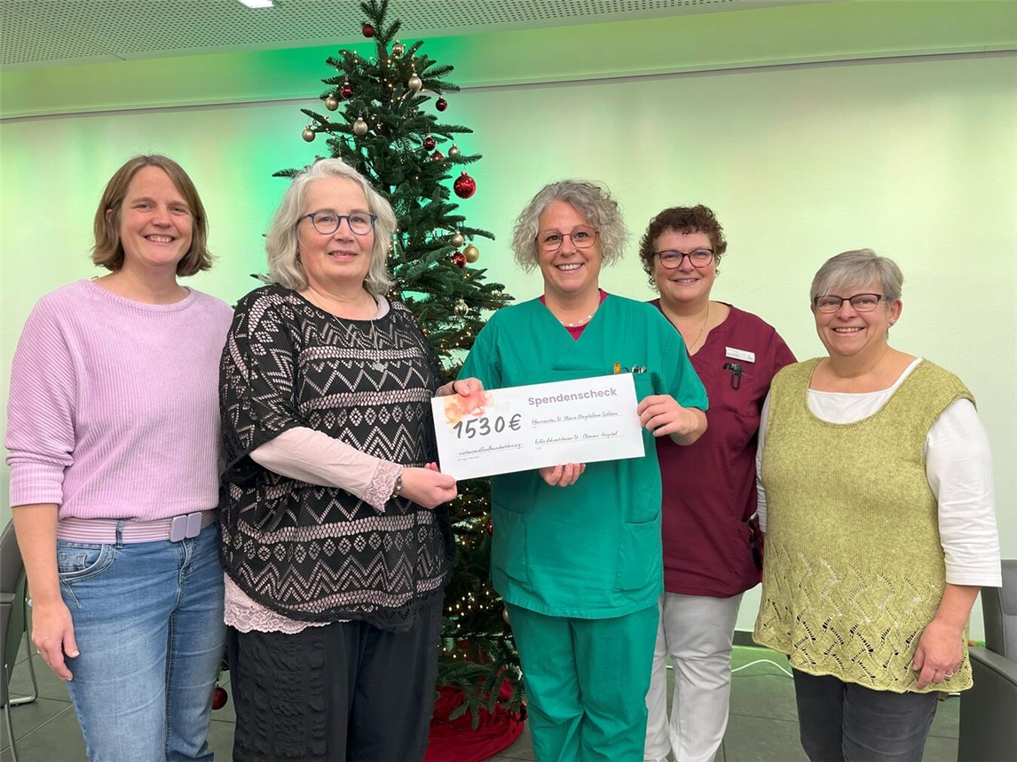 Spendenübergabe des Verkaufserlöses der Einnahmen aus dem Adventsbasar im St.-Clemens-Hospital Geldern (v. l.): Katharina van Meegeren, Pastoralreferentin in der Krankenhausseelsorge des St.-Clemens-Hospitals Geldern, Monika Eyll-Naton, Pastoralreferentin der Katholischen Kirchengemeinde St.- Maria Magdalena Geldern, Stephanie Aenstoots, Simone Cappel und Erika Möller vom Organisationteam des Adventsbasars im St.-Clemens-Hospital Geldern.Foto: St.-Clemens-Hospital