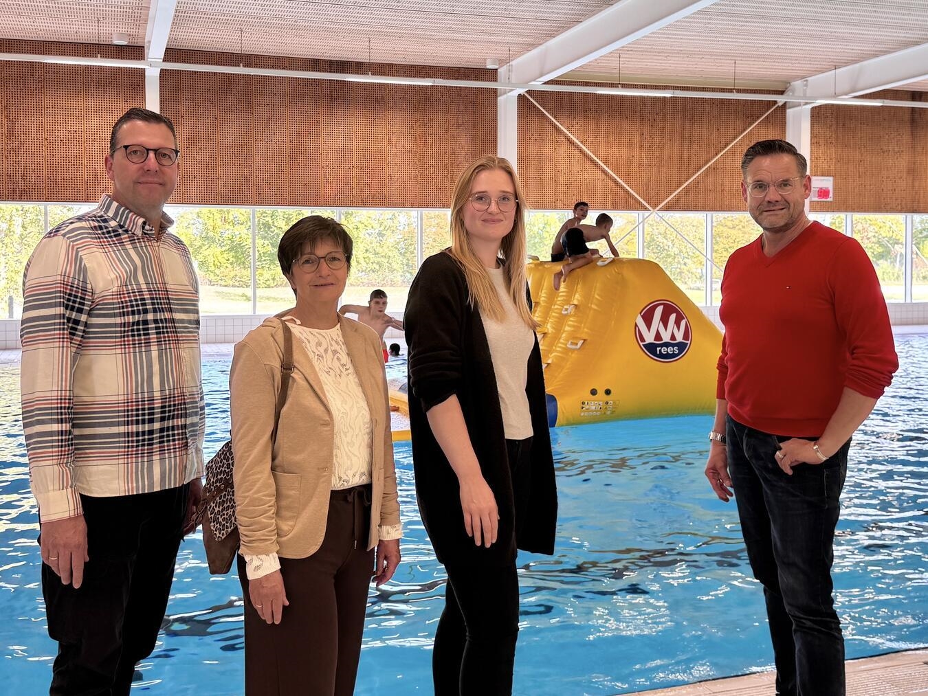 VVV spendet für Hallenbad Rees neues Wasserspielgerät Spendenübergabe im Stadtbad Rees: (v. l.) Michael Roos, Angela Hommen (beide VVV), Luise Weißenbach (Badleiterin), Michael Arts-Meulenkamp (1. Vorsitzender VVV). Foto: VVV Rees