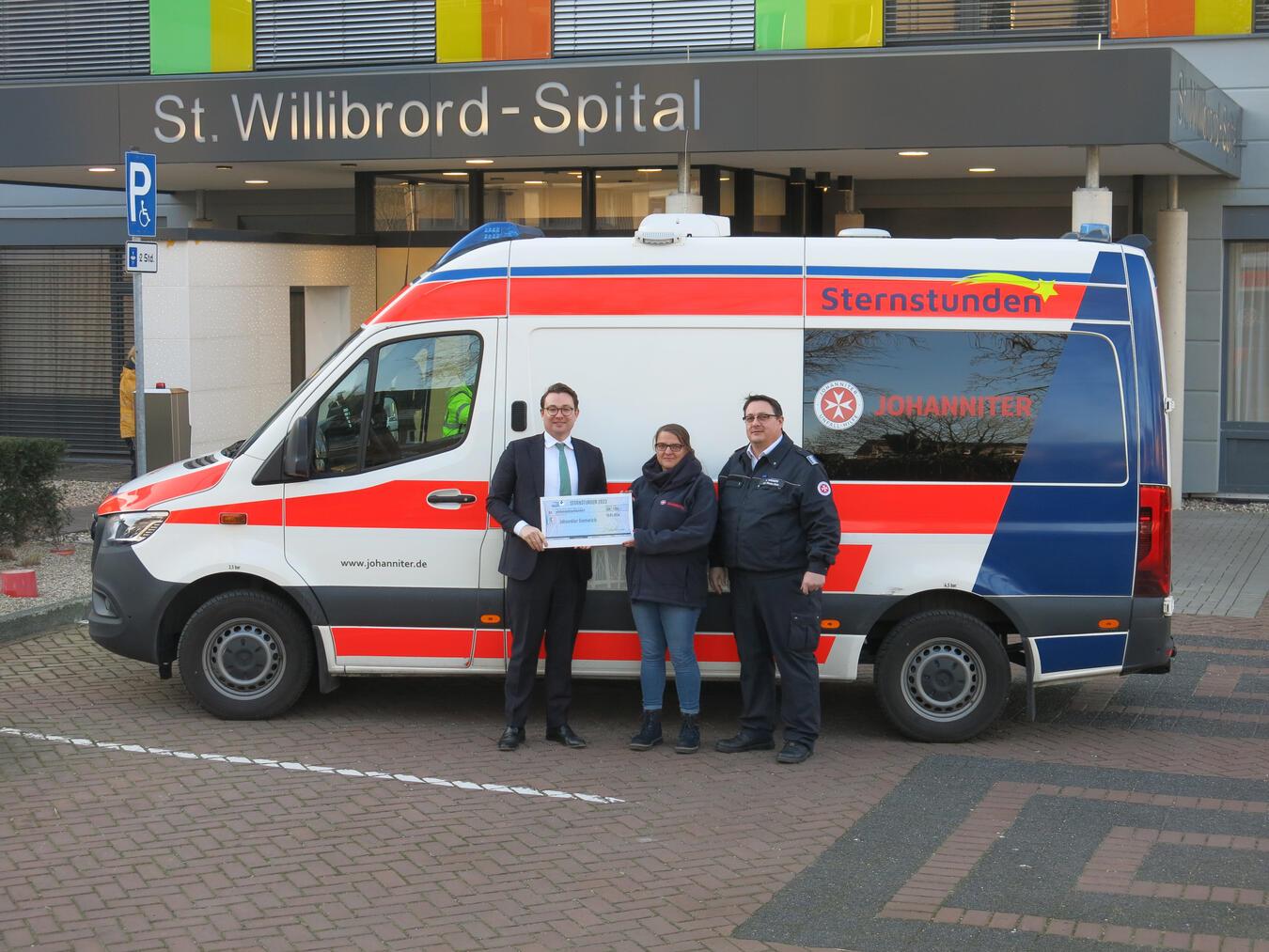 Spendenübergabe in Emmerich: Krankenhaus-Direktor Dr. Alexander Schmithausen (l.) mit Bianca und Pascal Wieners von den Johanniter-„Sternstunden“. Foto: privat