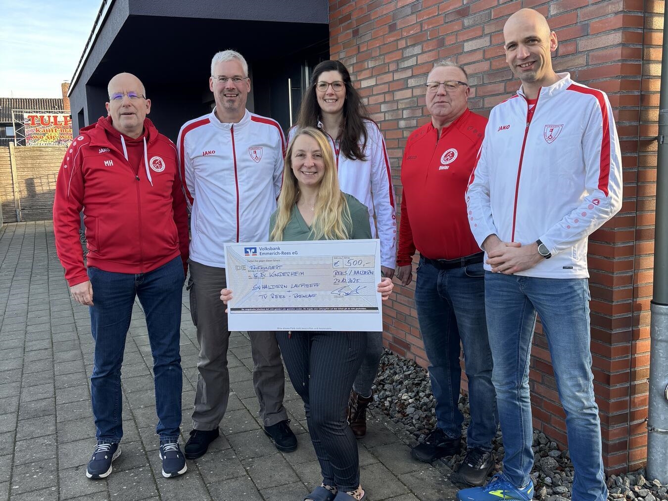 Spendenübergabe in Haldern: Mike Hockert, Michael und Anika Isselburg, Dieter Bauhaus sowie Tim Terhorst (v. l.) übergaben die Spende an Sabrina Gosebrink (vorne M). Foto: privat