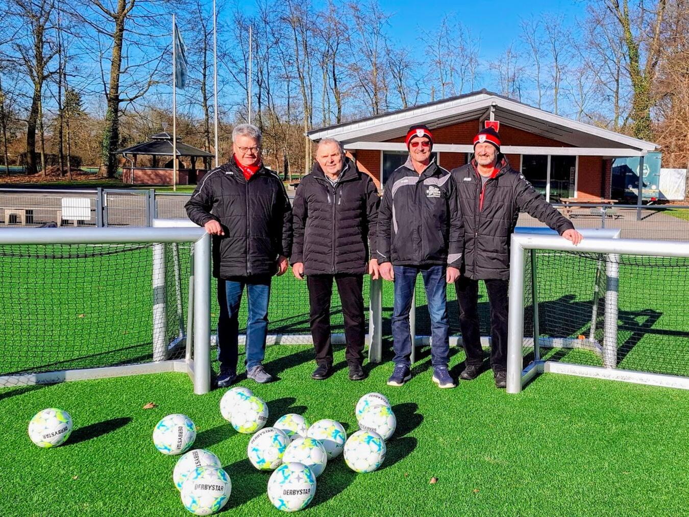 Spendenübergabe in Issum: (v.l.) der 2. Vorsitzende Thomas Brüx, Hans-Willi Leenings, Jugendvorstand Horst Urbanek und Uwe Tebeck. Foto: privat