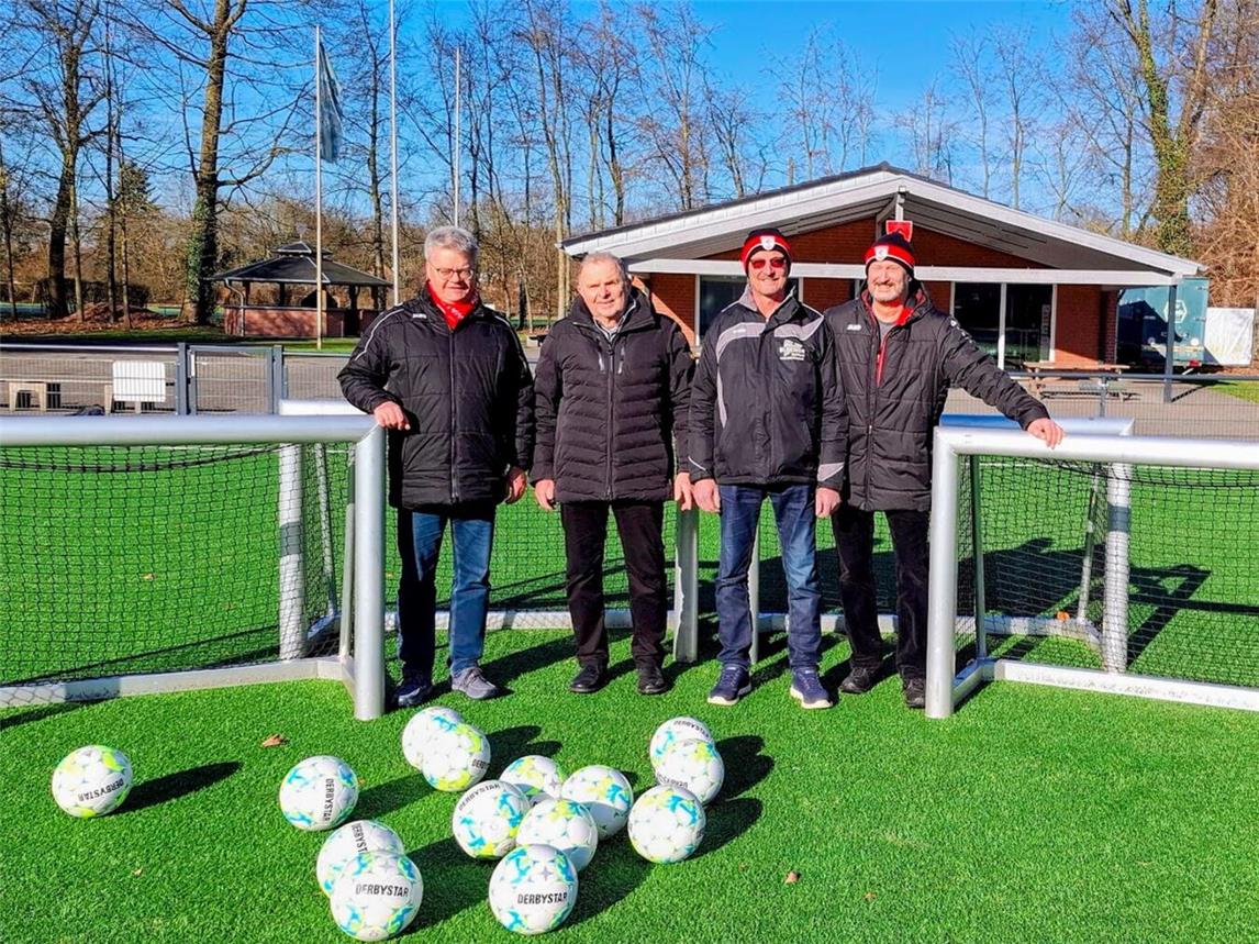 Spendenübergabe in Issum: (v.l.) der 2. Vorsitzende Thomas Brüx, Hans-Willi Leenings, Jugendvorstand Horst Urbanek und Uwe Tebeck. Foto: privat