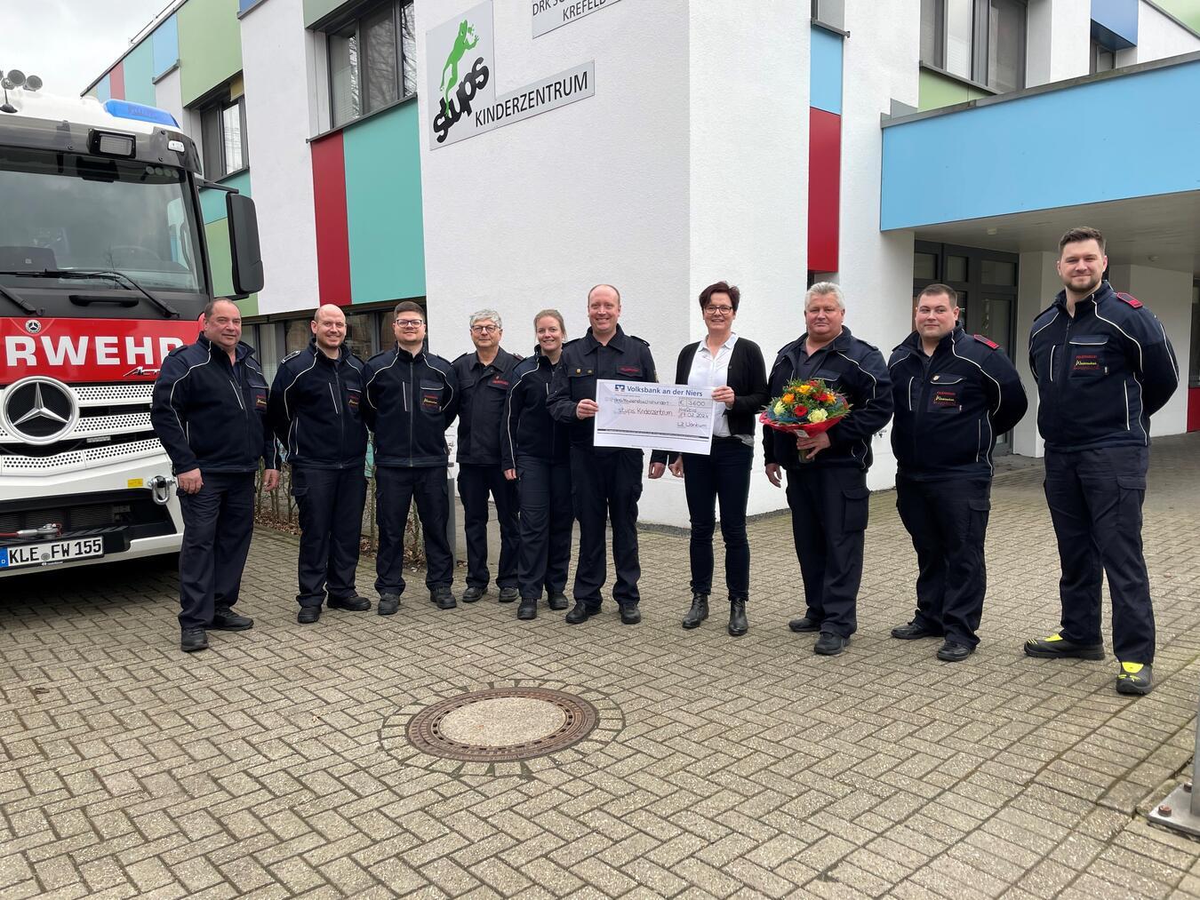 Spendenübergabe in Krefeld: (v.l.n.r.) Hans-Peter Born, stellvertretender Zugführer Christoph Kalter, Marcel Deutzkens, Matthias Deutzkens, Nicole Küppers, Zugführer Nils Emmers; Anja Claus vom Stups-Kinderzentrum, stellvertretender Leiter der Feuerwehr Norbert Hommes, Marco Meis und Niels Brandstaedt.Foto: privat