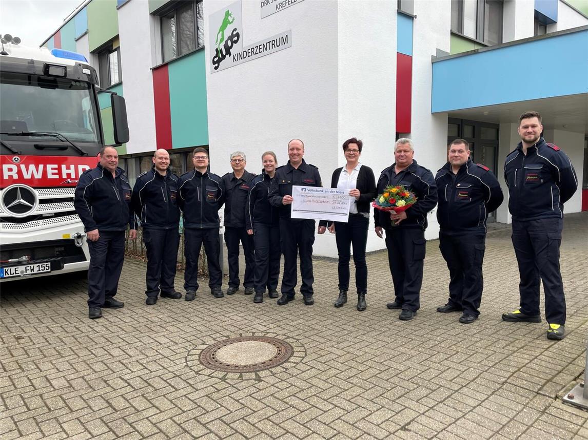 Spendenübergabe in Krefeld: (v.l.n.r.) Hans-Peter Born, stellvertretender Zugführer Christoph Kalter, Marcel Deutzkens, Matthias Deutzkens, Nicole Küppers, Zugführer Nils Emmers; Anja Claus vom Stups-Kinderzentrum, stellvertretender Leiter der Feuerwehr Norbert Hommes, Marco Meis und Niels Brandstaedt.Foto: privat