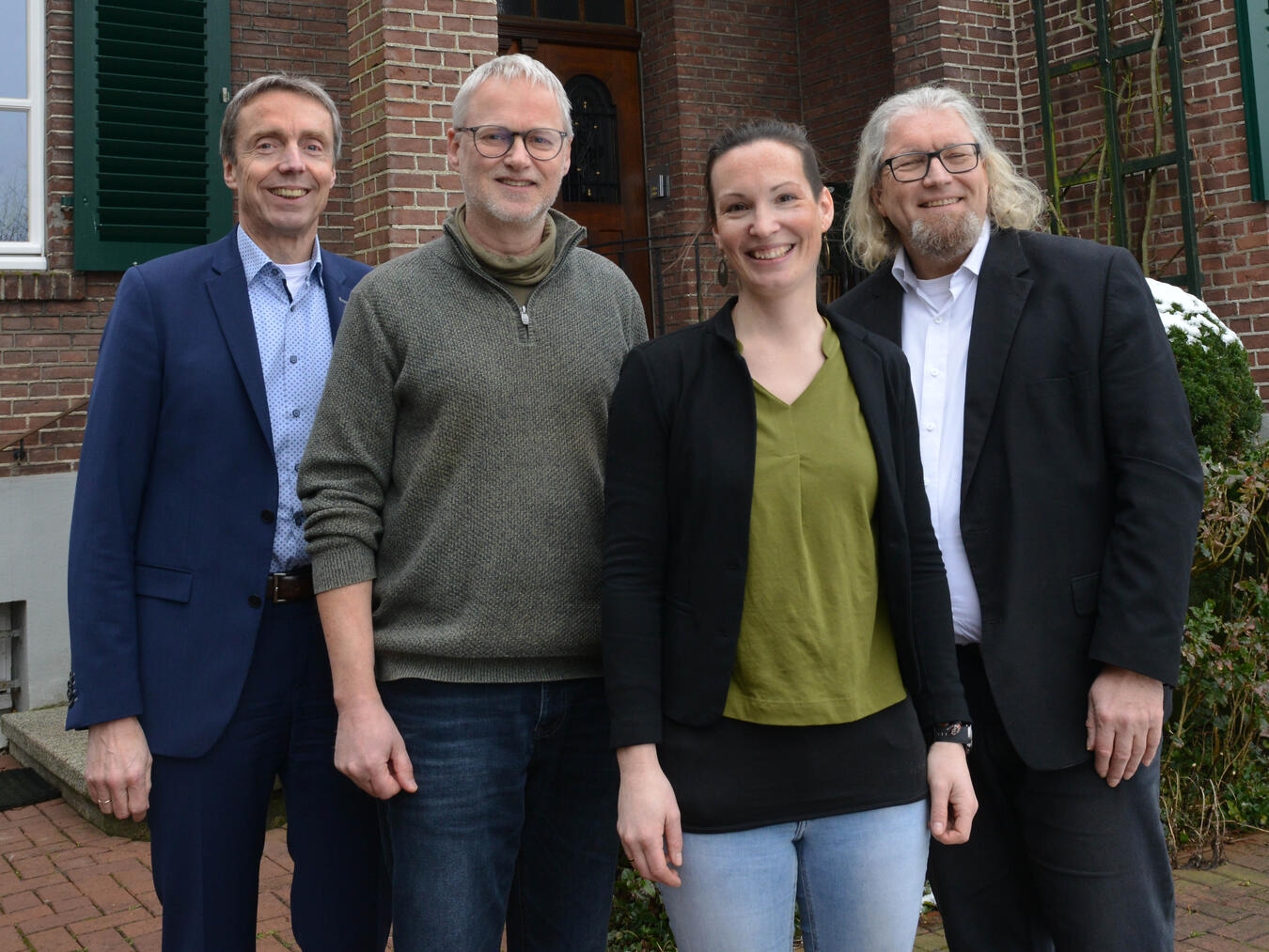Spendenübergabe in Rees-Bienen: (v. l.) Wilfried Röth (Stiftungsvorstand), Martin Brühne, Johanna Dohle (beide Naturschutzzentrum), Ralf Klapdor (Kuratoriumsvorsitzender). Foto: SKRM