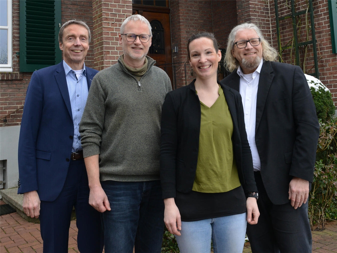 Spendenübergabe in Rees-Bienen: (v. l.) Wilfried Röth (Stiftungsvorstand), Martin Brühne, Johanna Dohle (beide Naturschutzzentrum), Ralf Klapdor (Kuratoriumsvorsitzender). Foto: SKRM