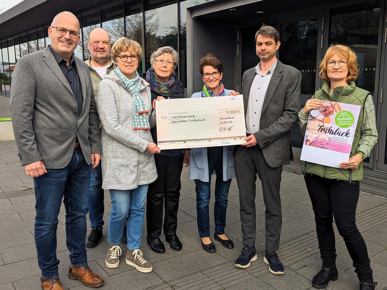 Spendenübergabe in Straelen: (v.l) Christian Hinkelmann, Rainer Schmitz (Stadt Straelen), Doris Bonnes-Valkyser, Christa Sieben, Elisabeth Janszen (Verein L(i)ebenswettes Straelen), Lutz Levermann und Rosemarie Paessens (Awo)NN-Foto: J. Kurschatke