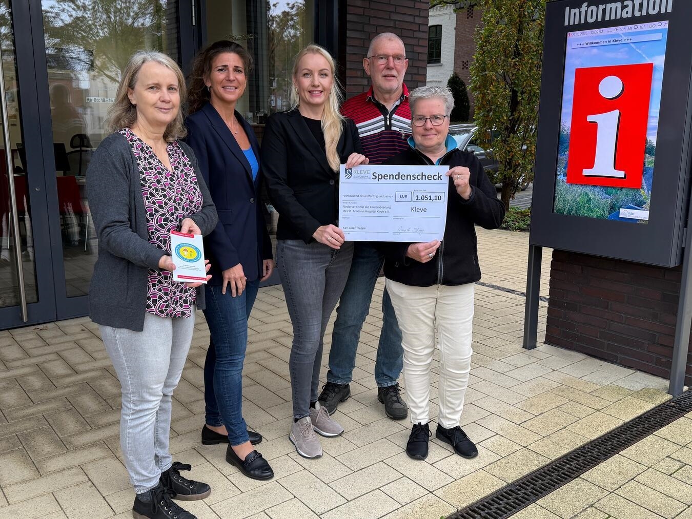 Motorradtouren für den guten Zweck in Kleve Spendenübergabe: Martina Gellert (Leitung Tourismus und Freizeit WTM), Verena Rohde (Geschäftsführerin WTM), Sabrina Schmidt-Lissek (Förderverein Kinderklinik Kleve), Karl Josef Trappe und Annette Döing (Tourguides Motorradtouren). Foto: WTM Kleve