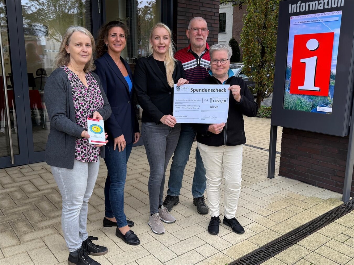 Spendenübergabe: Martina Gellert (Leitung Tourismus und Freizeit WTM), Verena Rohde (Geschäftsführerin WTM), Sabrina Schmidt-Lissek (Förderverein Kinderklinik Kleve), Karl Josef Trappe und Annette Döing (Tourguides Motorradtouren). Foto: WTM Kleve