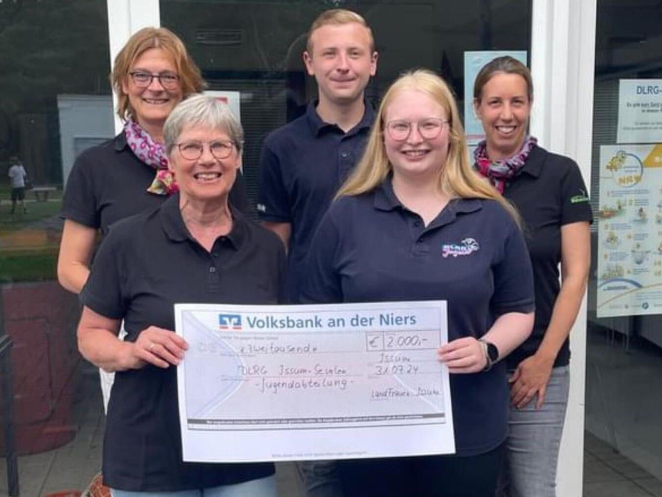 Issumer Landfrauen spenden 2.000 Euro an die DLRG Spendenübergabe mit Heike Feiten (Vorstandsteam Landfrauen Issum), Annegret Schmidt (Vorstandsteam Landfrauen Issum), Dominik Martin (Steve Vorsitzender Jugendabteilung DLRG issum/Sevelen), Lena Kersbom (Vorsitzende Jugendabteilung DLRG Issum/Sevelen) und Britta Kranen (Vorstandsteam Landfrauen Issum). Foto: privat