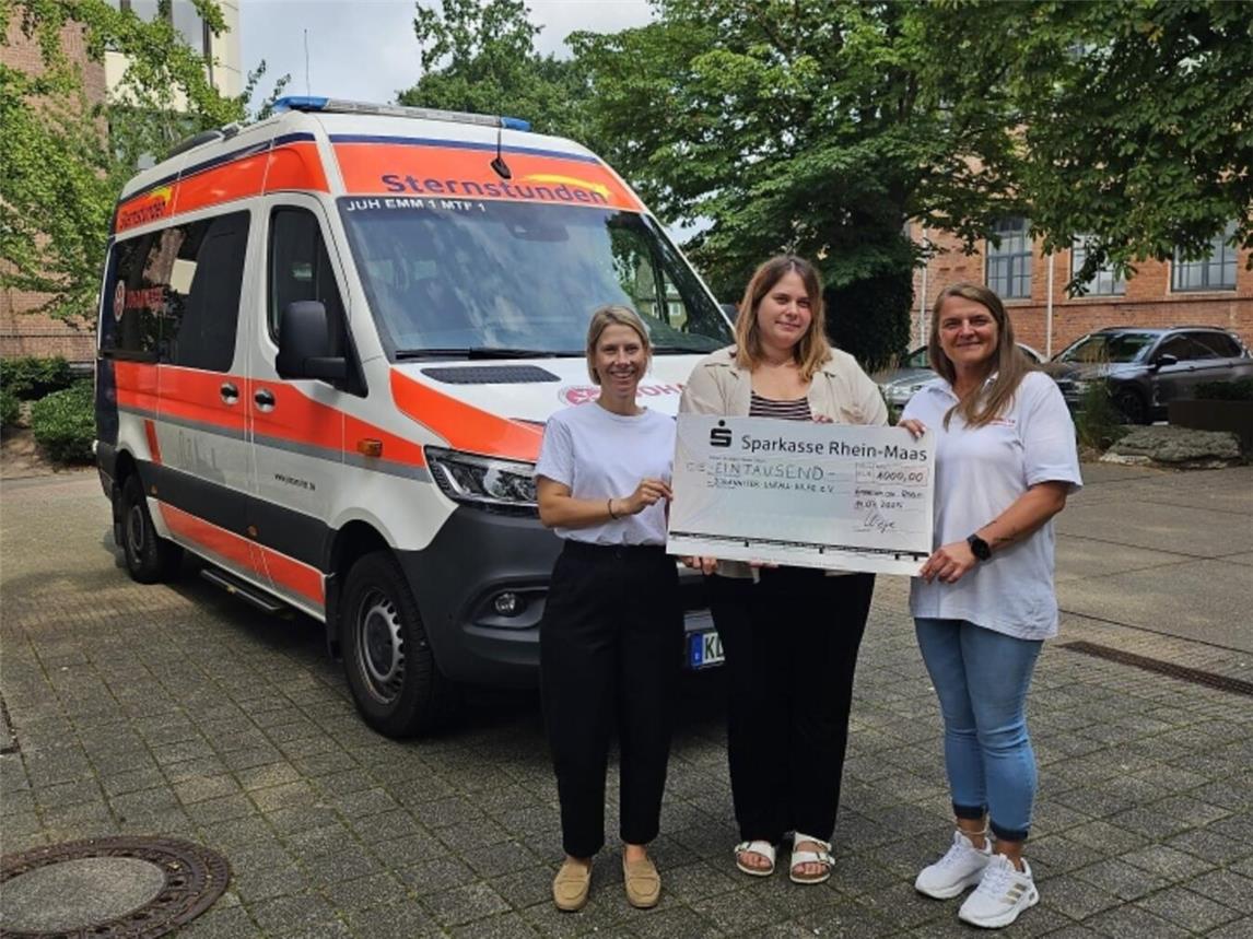 Spendenübergabe nach dem Feierabendmarkt: (v. l.) Sara Kreipe, Patricia Hell und Bianca Wieners.  Foto: WfG Emmerich