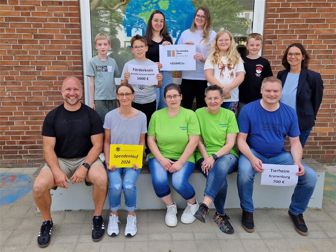 "Spendenübergabe Sponsorenlauf, Teilnehmer lächeln, Thomas Lingk"