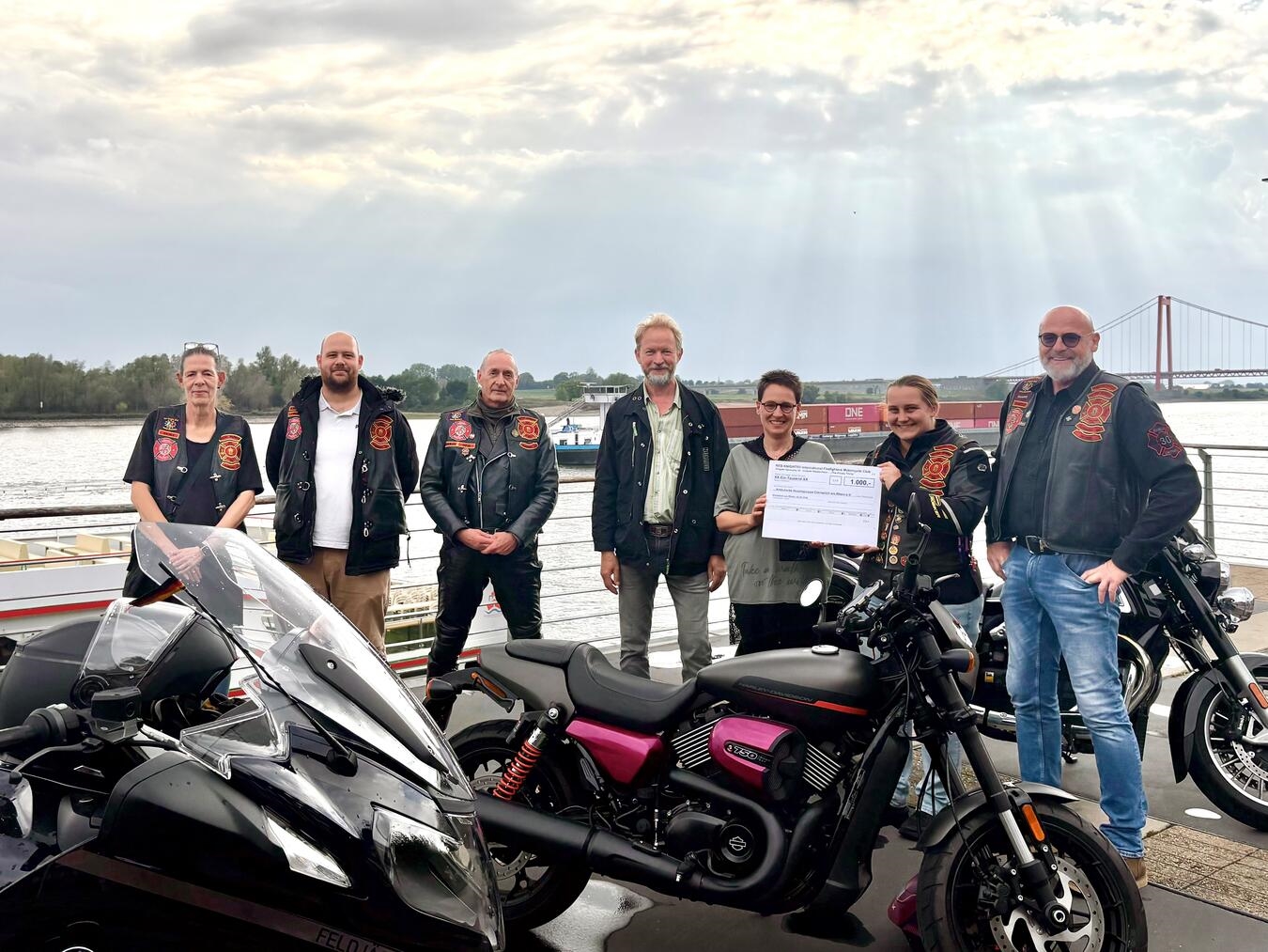 Spendenübergabe an die Ambulante Hospizgruppe Emmerich durch Germany 30 Mitglieder, mit Stefanie Braunheim und Christoph Offergeld.