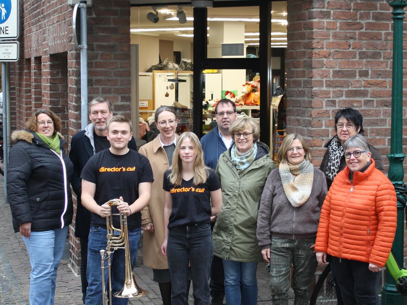 Spendenübergabe vor dem Second-Hand-Laden „Tragbar“ in Straelen. Foto: privat