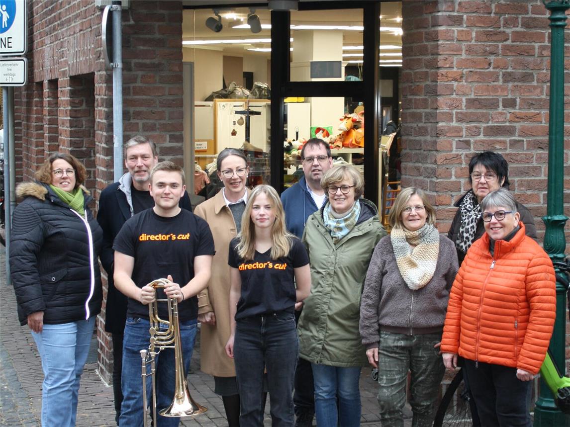 Spendenübergabe vor dem Second-Hand-Laden „Tragbar“ in Straelen. Foto: privat