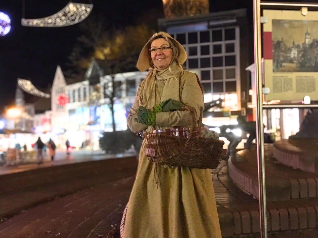"Gästeführerin im Kostüm von Elsa, Nachtwächterfrau, bei Nachtführung in Kleve"