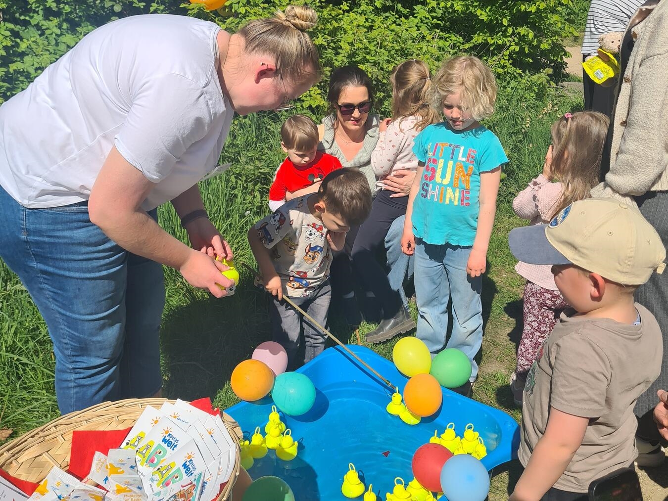 "Jubiläumsfest mit Spiel und Spaß im Familienzentrum St. Barbara, Kinder und Jugend genießen fröhliche Feier"