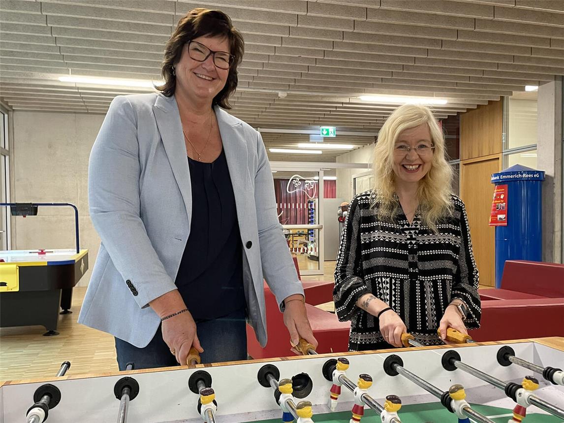 Spielen im selben Team: Katrin Weigel (r.), neue Leiterin des Jugendcafés am Brink, und Claudia Lindlahr, Fachbereichsleitung Jugend, Schule und Sport. Foto: Stadt Emmerich