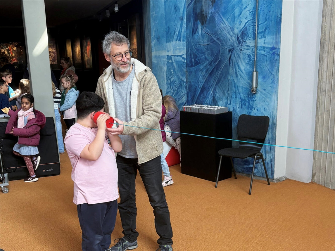 Spielen wie früher: Das selbstgebaute Dosentelefon kam bei den Kindern gut an. Foto: CV Kleve