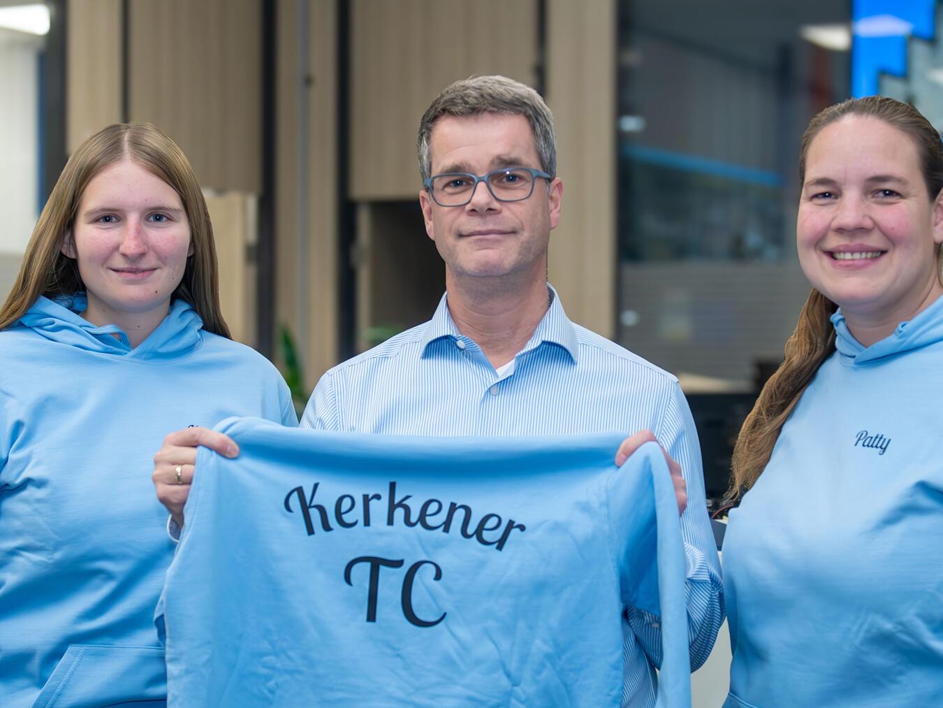 Einheitliche Sweatshirts für die Damenmannschaft des Kerkener Tennis-Club Spielführerin Patricia Servas und Spielerin Alexandra Schuld besuchten Volksbank-Geschäftsstellenleiter Olaf Scholten in der Nieukerker Filiale, um danke zu sagen. Foto: Gerhard Seybert