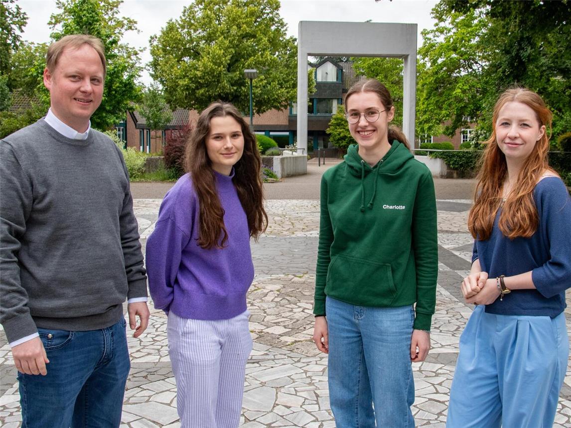 Spiritual Christoph Schwerhoff hat sich mit Sophia, Charlotte und Nora (v.l.) Gedanken über die Schulwallfahrt gemacht. Foto: Bischöfliche Pressestelle / Christian Breuer