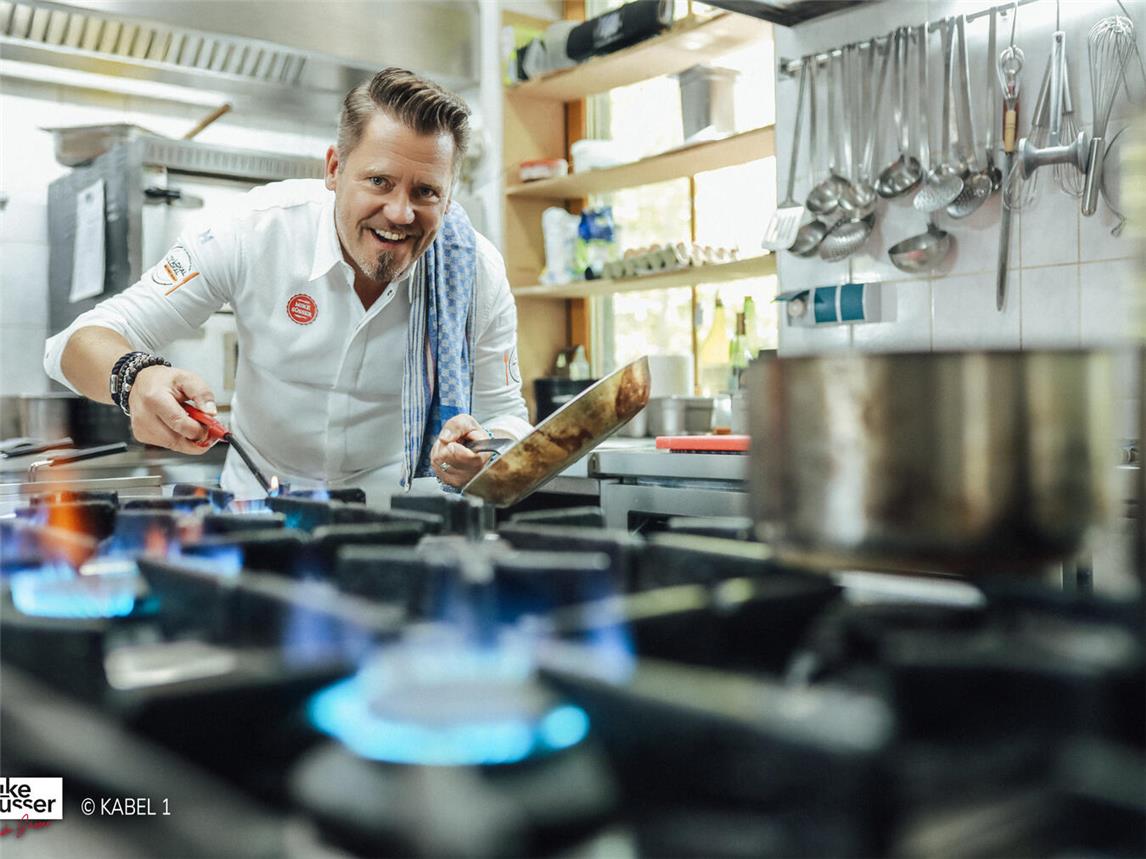 Spitzenkoch Mike Süsser ist nicht nur das Gesicht der Sendung, er entscheidet auch maßgeblich über den Wochensieg. Foto: Kabel 1