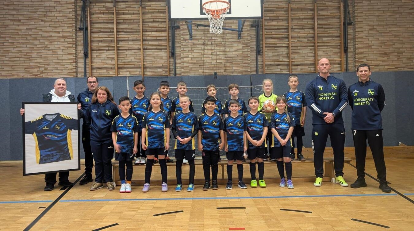 Sponsor Marcel Jansen (ganz links im Bild) bekam als Dankeschön ein eingerahmtes neues Sublimationstrikot. Foto: privat