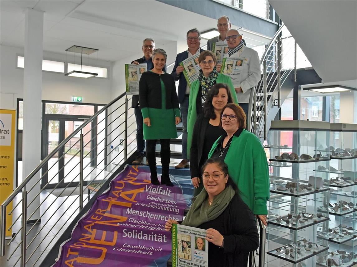 Sponsoren und Veranstalter werben für die Lesung: Arnd Feegers, Daniela Franken, Judith Busch und Meike Pulmann , Joachim Reffeling, mit Nicola Roth und Mehtap Grandt, Georg Koenen, Joachim Wolff.Foto: privat