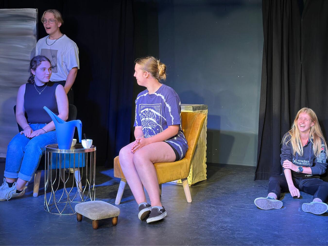 Spontan und lebendig geht es auf der Theaterbühne zu. Foto: TIK/Judith Hoymann