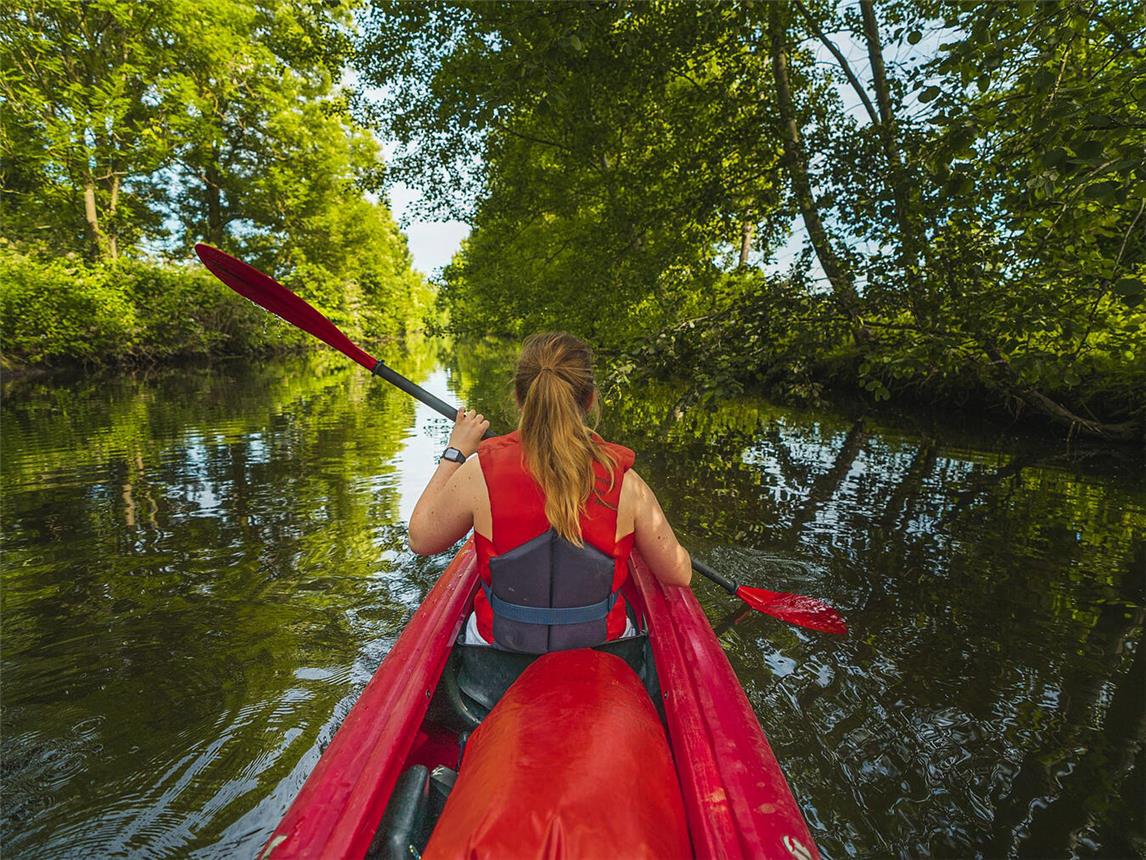 Sportliche Betätigung in idyllischer Landschaft: Paddeln am Niederrhein macht einfach Spaß. Foto: Malte Schmitz