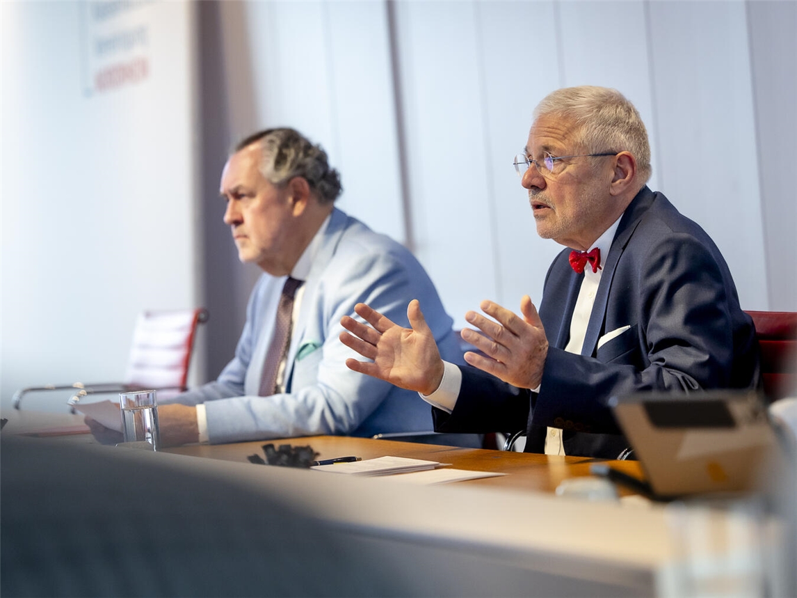 "Dr. Frank Bergmann und Dr. Carsten König diskutieren über GKV-Beitragssatzstabilisierungsgesetz, Foto von KVNO/Anne Orthen."