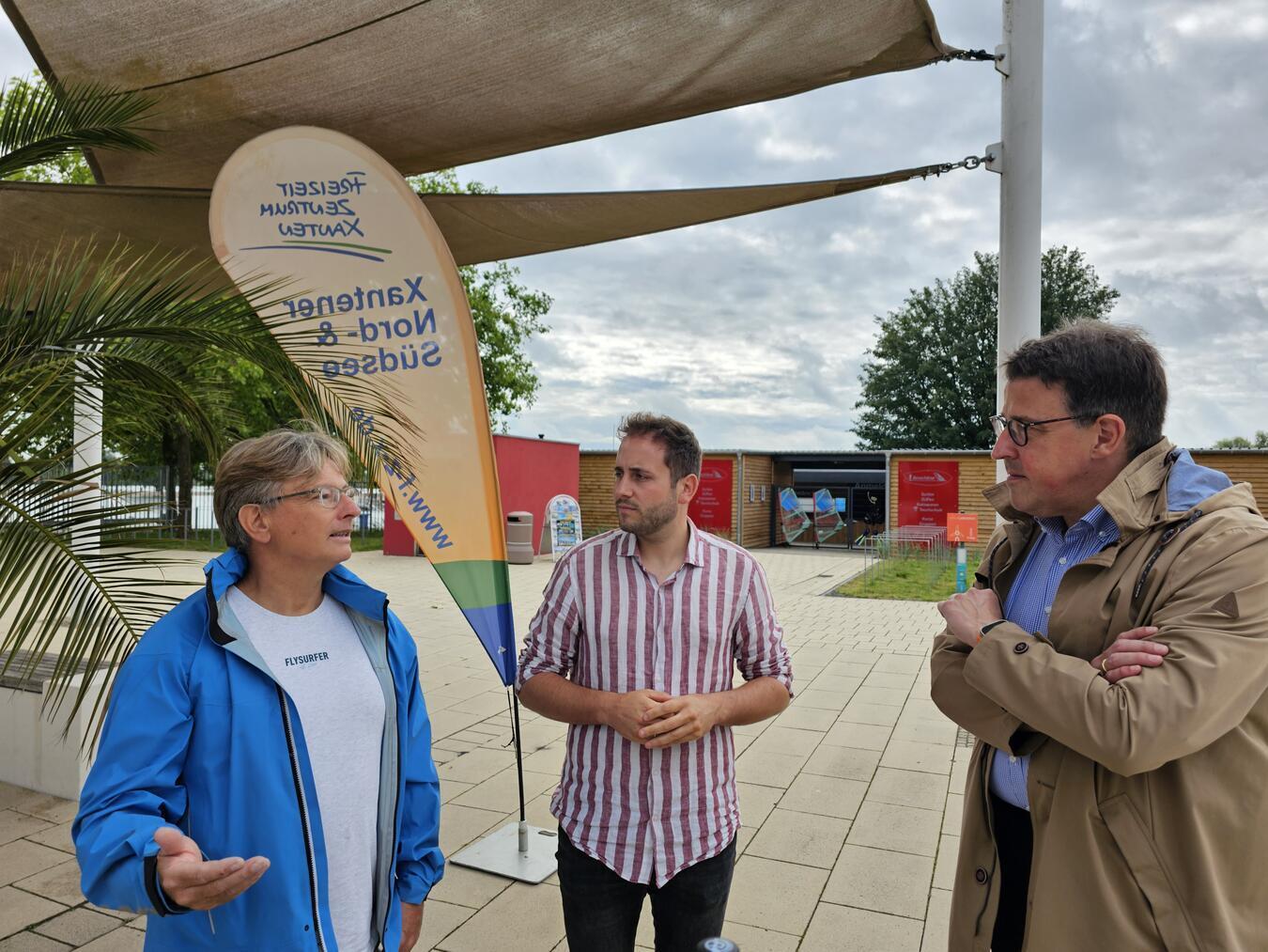 Sprachen über die aktuelle Lage: Stephan Tietz und Ludwig Ingenlath mit René Schneider. NN-Foto: Thomas Langer