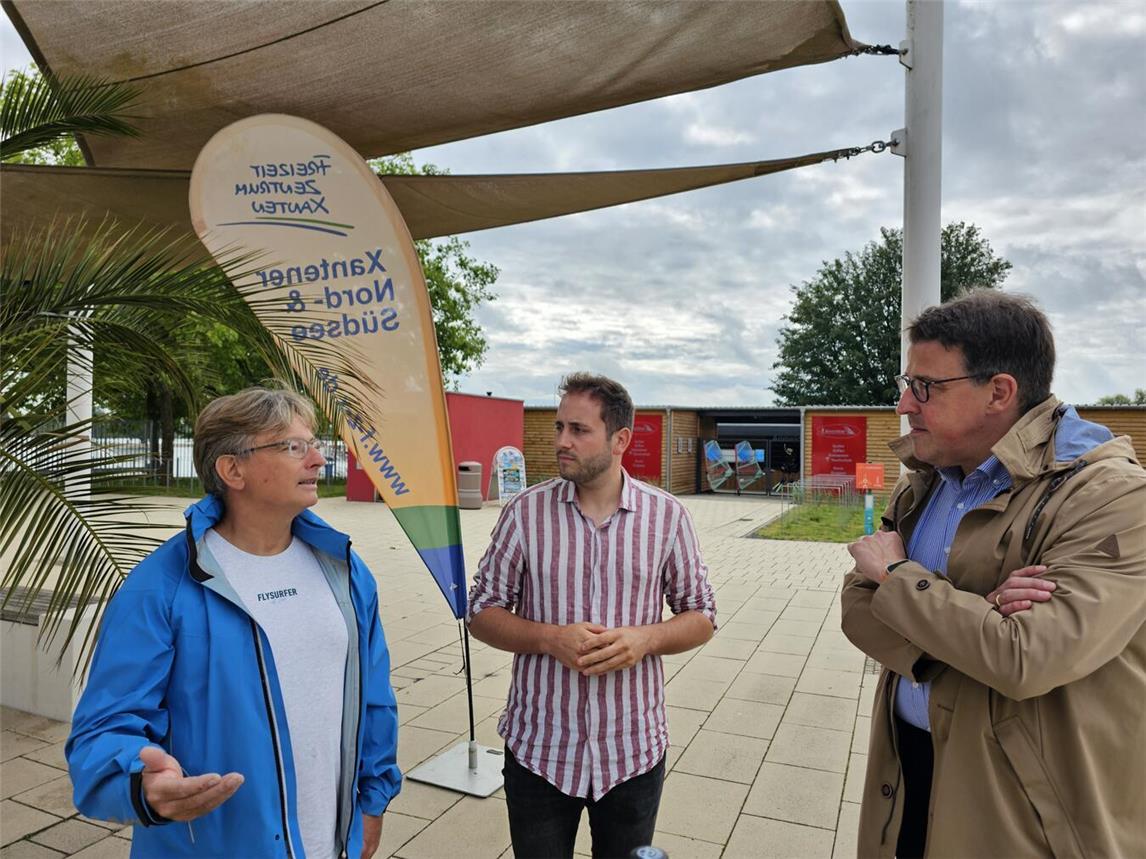 Sprachen über die aktuelle Lage: Stephan Tietz und Ludwig Ingenlath mit René Schneider. NN-Foto: Thomas Langer