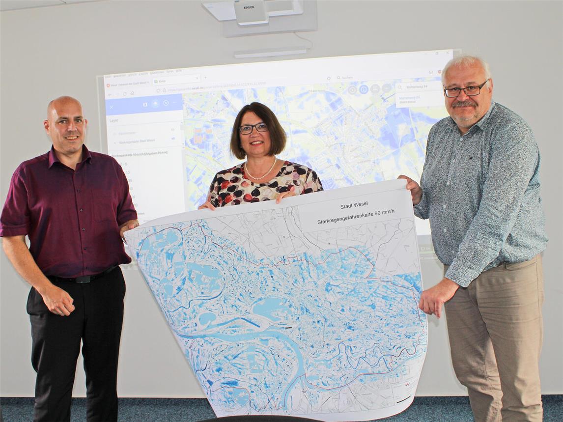 Sprachen über die Starkregen-Vorsorge: (v.l.) Henning Wagner (Stadtwerke), Bürgermeisterin Ulrike Westkamp und Klimaschutzmanager Ulrich Kemmerling. NN-Foto: Thomas Langer
