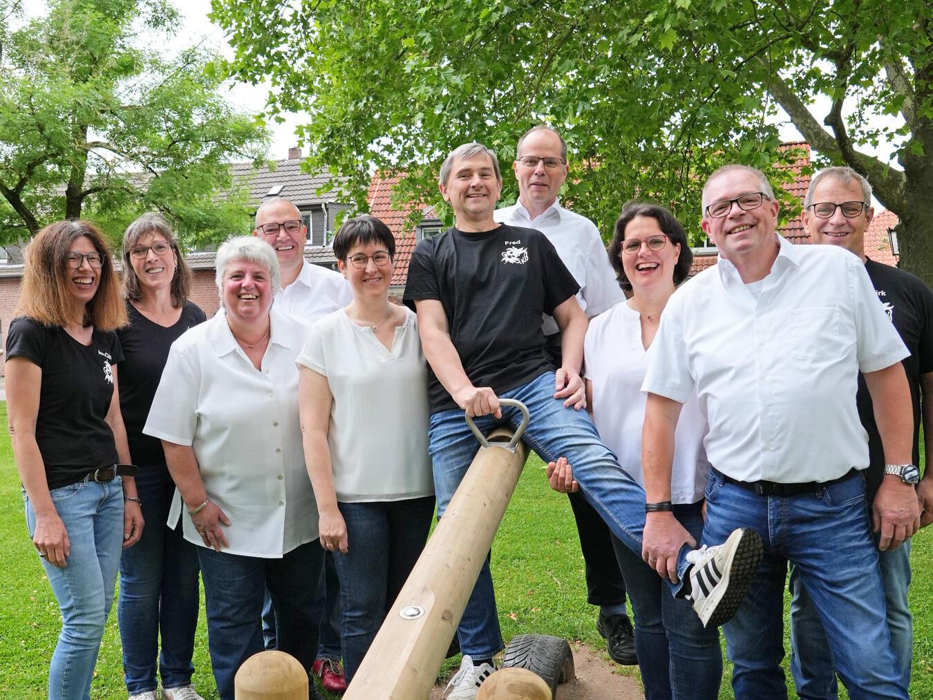 Sprechen eine herzliche Einladung zur Kirmes aus: Das Präsidium der Geselligen Vereine, der Thron der St. Sebastianus Schützenbruderschaft, der Festkettenträger und sein Adjutant der Achterhoeker Karnevalsgesellschaft sowie deren Ehefrauen und Vertreter des Musikvereins Winnekendonk. Foto: privat