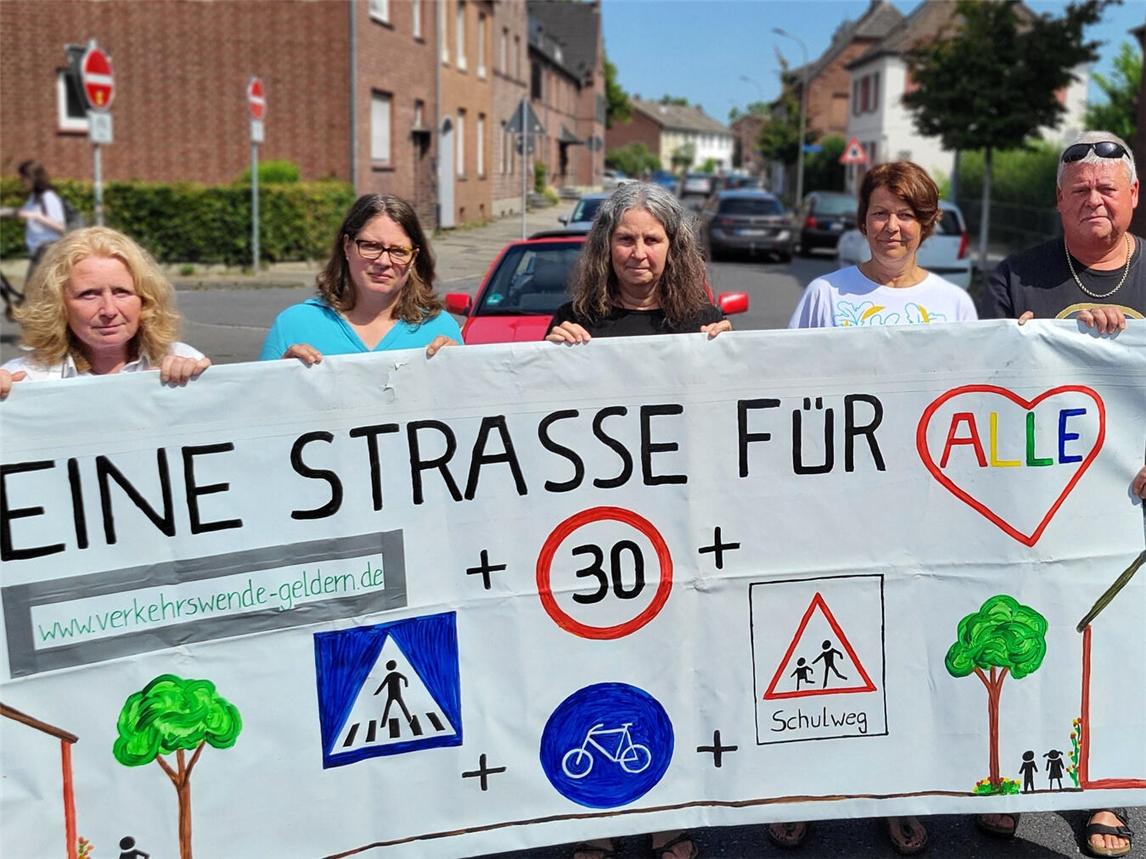 "Vertreter der Bürgerinitiative Boeckelter Weg fordern mehr Sicherheit auf dem Boeckelter Weg, Archivfoto"