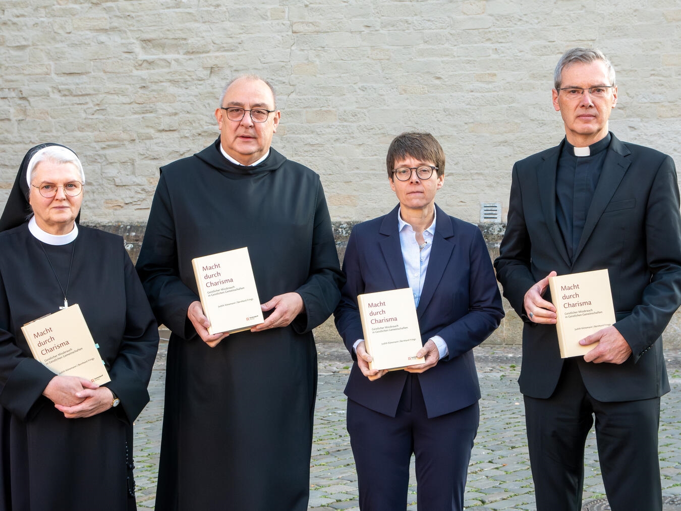 Sr. Maria Cordis, Bischöfe Meier und Wilmer, Dr. Gilles bei Pressekonferenz zur Untersuchung in Osnabrück.