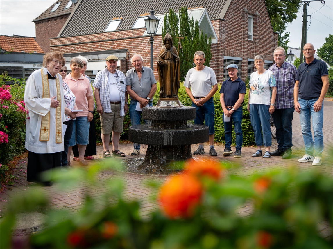 "Statue von St. Antonius in Kervenheim, Rückkehr an originalen Standort, Foto von Gerhard Seybert"