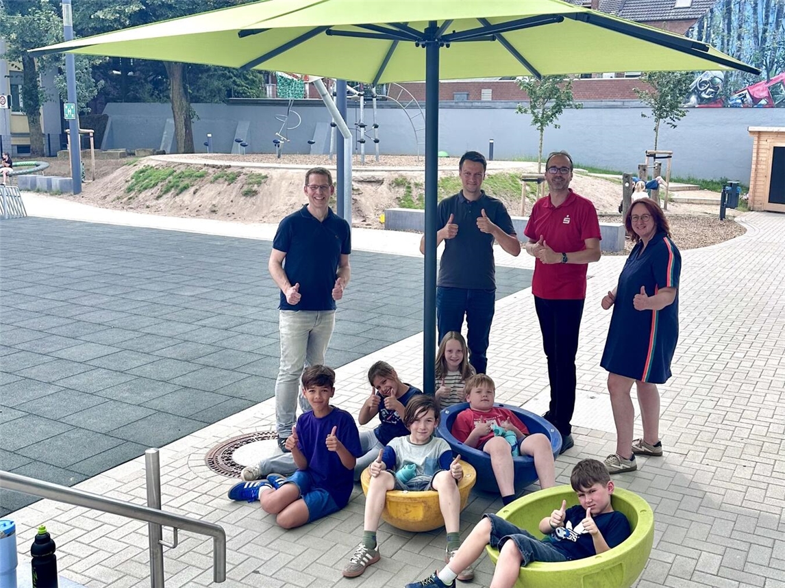 "St.-Michael-Schule Krefeld mit neuem Sonnenschirm von Sparkasse, erste Installation, Schulförderung, Unterstützung"