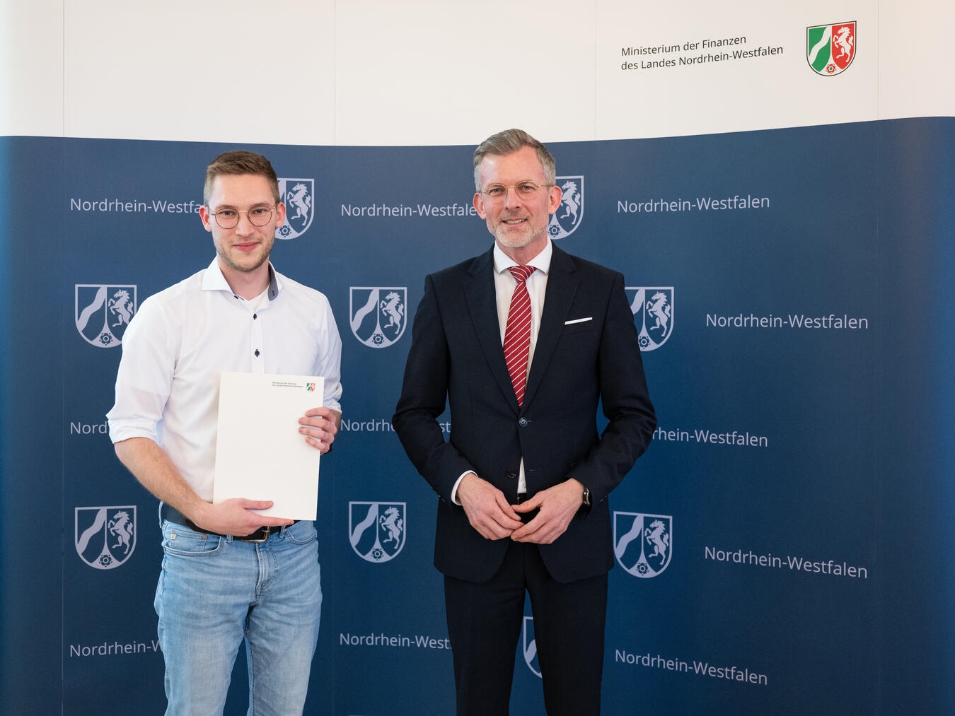 Staatssekretär Dr. Dirk Günnewig mit Henrik Peltzer.Foto: Mark Hermenau