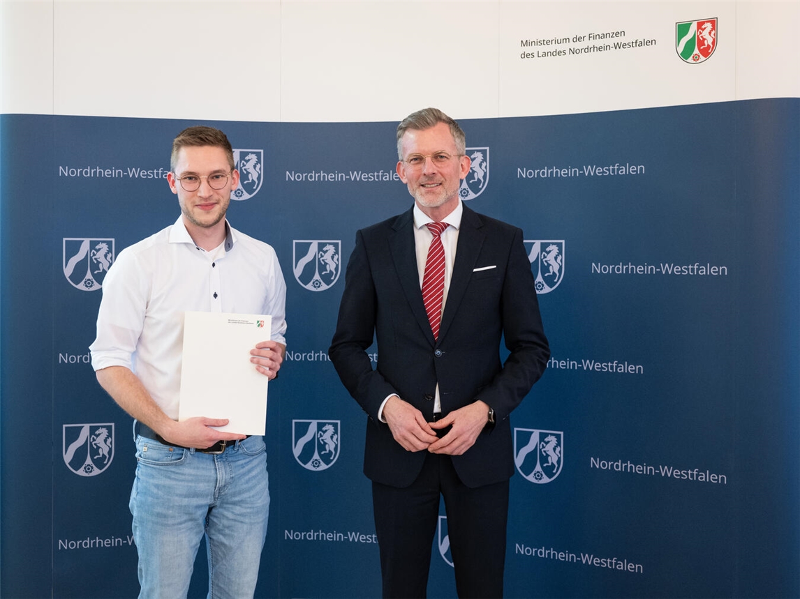 Staatssekretär Dr. Dirk Günnewig mit Henrik Peltzer.Foto: Mark Hermenau