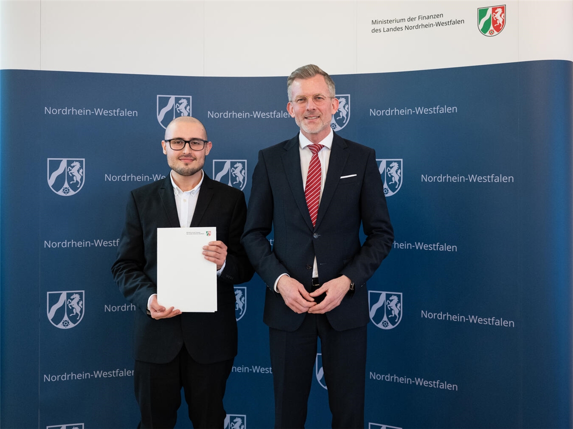 Staatssekretär Dr. Dirk Günnewig (r.) übergab Ismail Olgun die Auszeichnung. Foto Mark Hermenau