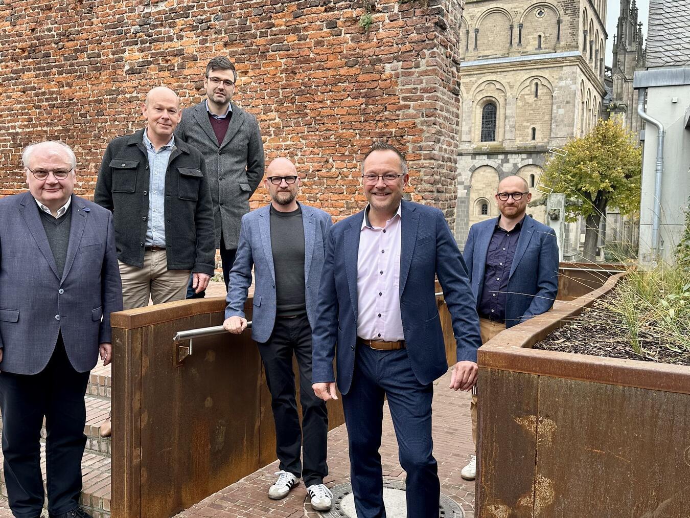 Stadt, Kirche und der Architekt freuen sich besonders über die neue Rampe, dank der der Ziegelhof nun jetzt für jeden zugänglich ist. NN-Foto: SP